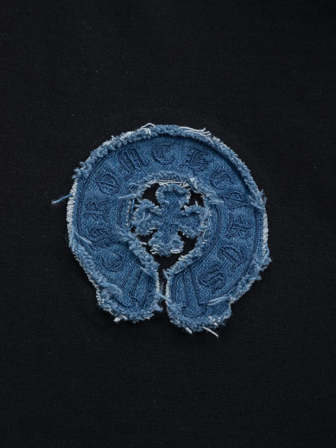 P190 Chrome Hearts CH Cross 26SS New product is hot at the same time💥 Early spring classic style Multiple craftsmanship Denim patch on the chest Horseshoe cross 🪡 Embroidery Large logo cross on the back Horseshoe denim patch Sanskrit ✝️🪡 Embroidery Round neck short-sleeved T-shirt, hot style, a style that both men and women like, same style for men and women, 100% chance of turning heads when wearing it! It’s all about being handsome. The designer’s classic sense is precisely grasped. The whole piece of clothing is heavy. Industrial washing process. Ready-made garments are dyed + sprayed for a horse effect. The double-wash process is very recognizable. It uses heavy washing to make it distressed. The edges of the patch are slightly rolled and naturally distressed. It has a three-dimensional sense of layering and a little damage. It is very visually lethal. It adheres to Kroxin's consistent rough style. The chest and back are large, and the horseshoe flower printed patch pattern is embroidered and decorated. It is also decorated with silver metal engraved distressed buttons. The classic elements full of brand recognition instantly enhance the overall sense of grade and specification. Its texture is quite high-end! The overall feeling is high-end, simple and elegant, with silver hardware accessories, a full set of customized accessories, and the pattern of the entire dress is all decorated with patchwork three-dimensional embroidery technology, which is the finishing touch of the entire dress. The design on the back is even more eye-catching! ! This full back is so cool, it’s full of design, and the overall upper body style highlights fashion and individuality. Wearing it together as a couple is even more popular on the street. I recommend the early autumn sweatshirt! ! The fabric is a unique 320g 100% cotton, which is skin-friendly, breathable, warm to the touch, has a strong texture, and has smooth lines. It can be called a back killer, which has very strict requirements on craftsmanship and cost. The smooth neckline, flat cuffs and hems, the stitches are large and tight, tight and orderly, and the details are perfect. The consistent OS version can be worn alone or layered. It is very casual, but very iconic! It is simply the flagship of high-end trendy brands and must be included in your wardrobe. It has the American fashion spirit of freedom and individuality, and is highly recognizable and stylized! Color: Black White Size: S-XL Size chart: S: Shoulder width 50-Bust 56-Length 70 M: Shoulder width 52-Bust 57-Length 72 L: Shoulder width 54-Bust 59-Length 74 XL: Shoulder width 56-Bust 62-Length 76